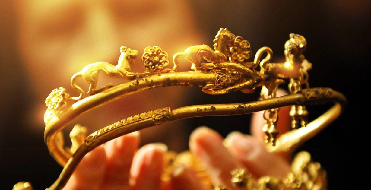Un anillo de pelo de oro y un peine más antiguo del Reino Unido