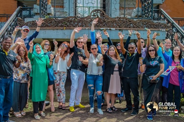 [PHOTOS] Golden walk after the Global Tour 2017 conference in Indonesia