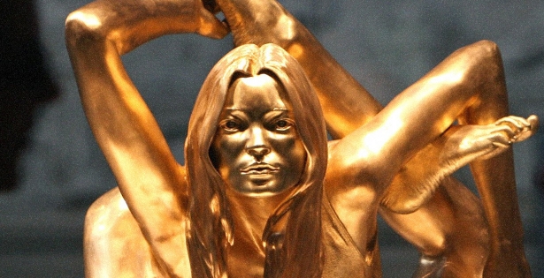 Una estatua de oro de Kate Moss