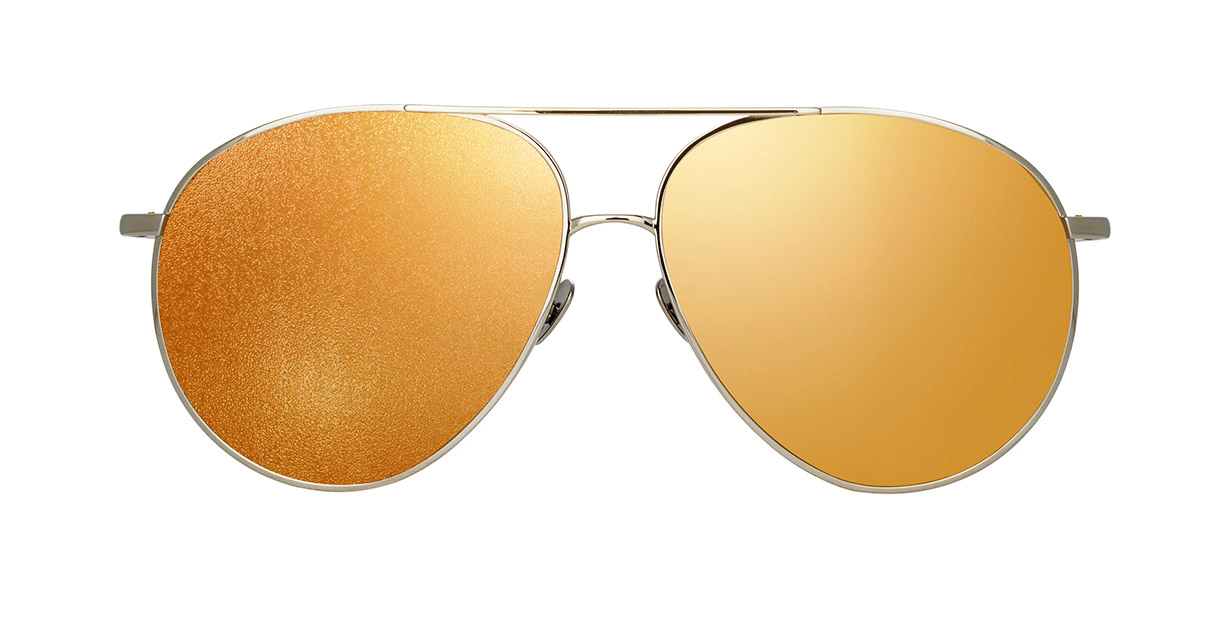 How does gold protect glasses from fogging up?