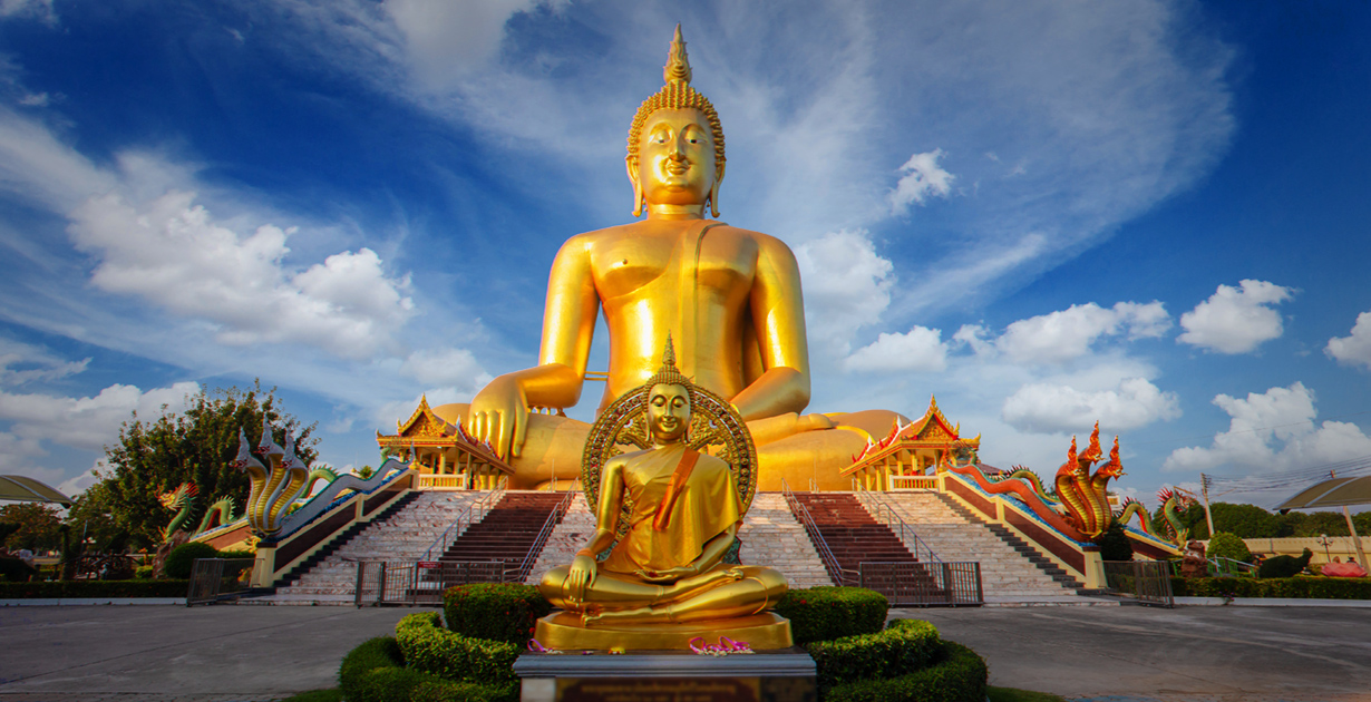 Bagliore doro: tre maestosi Buddha dellAsia